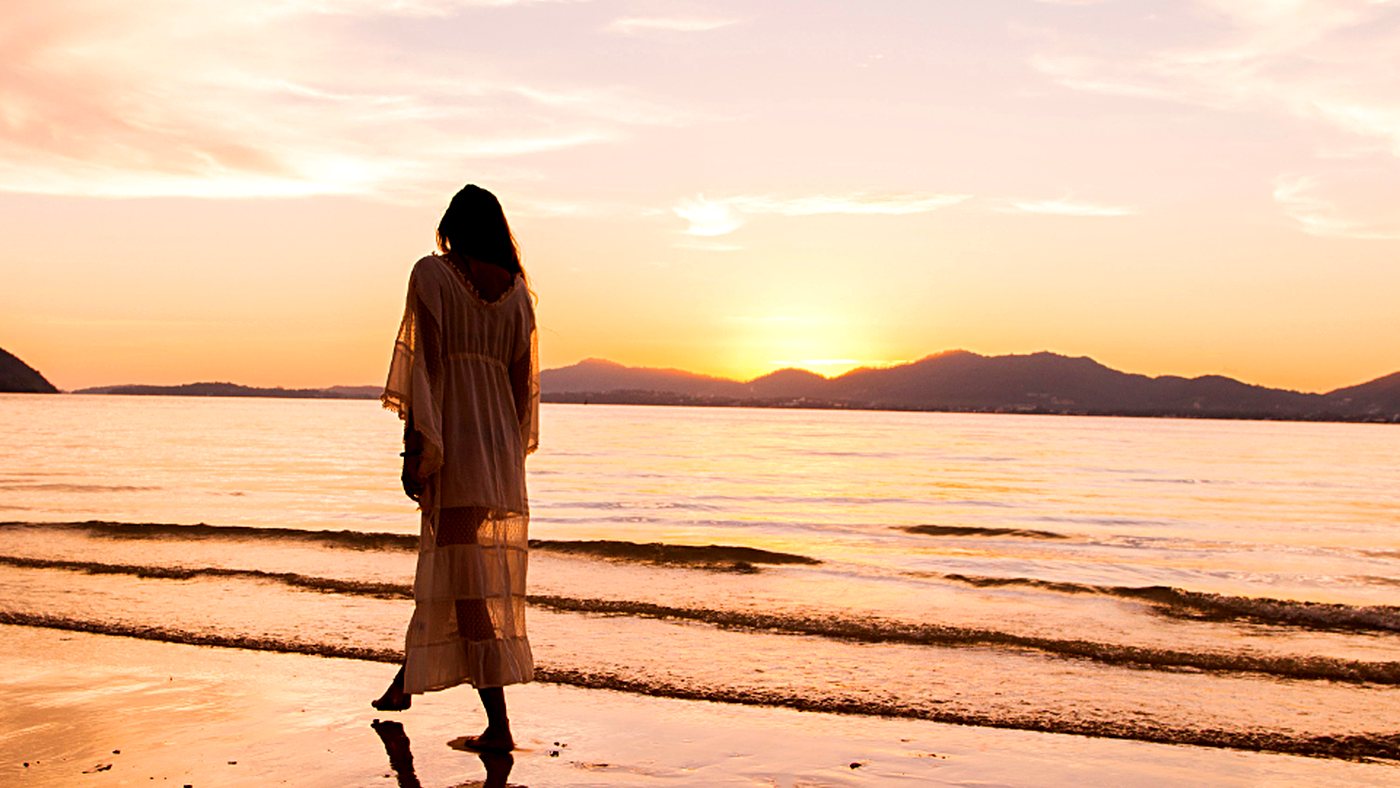 Als Frau entspannt am Strand unterwegs, auch allein