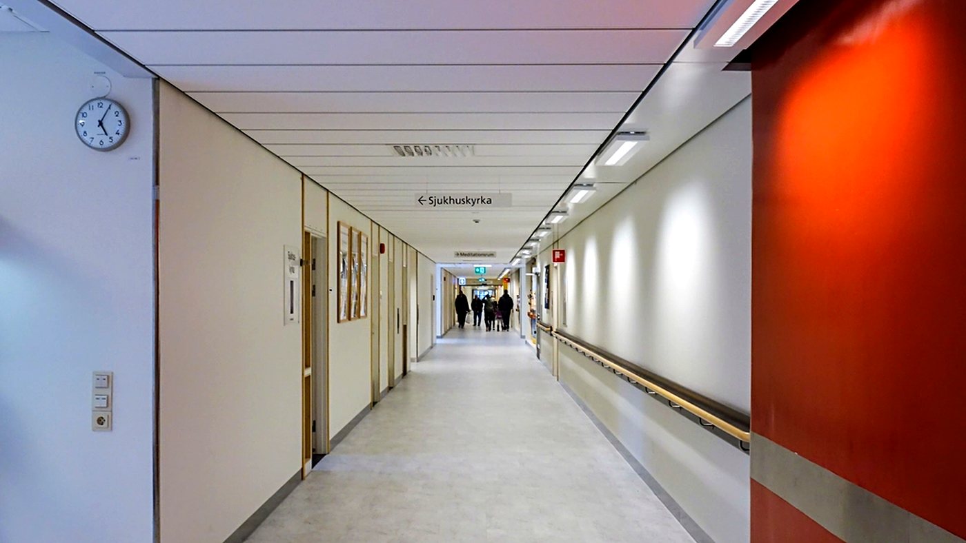 Moderner Klinikflur: echte medizinische Infrastruktur statt Hotelzimmer