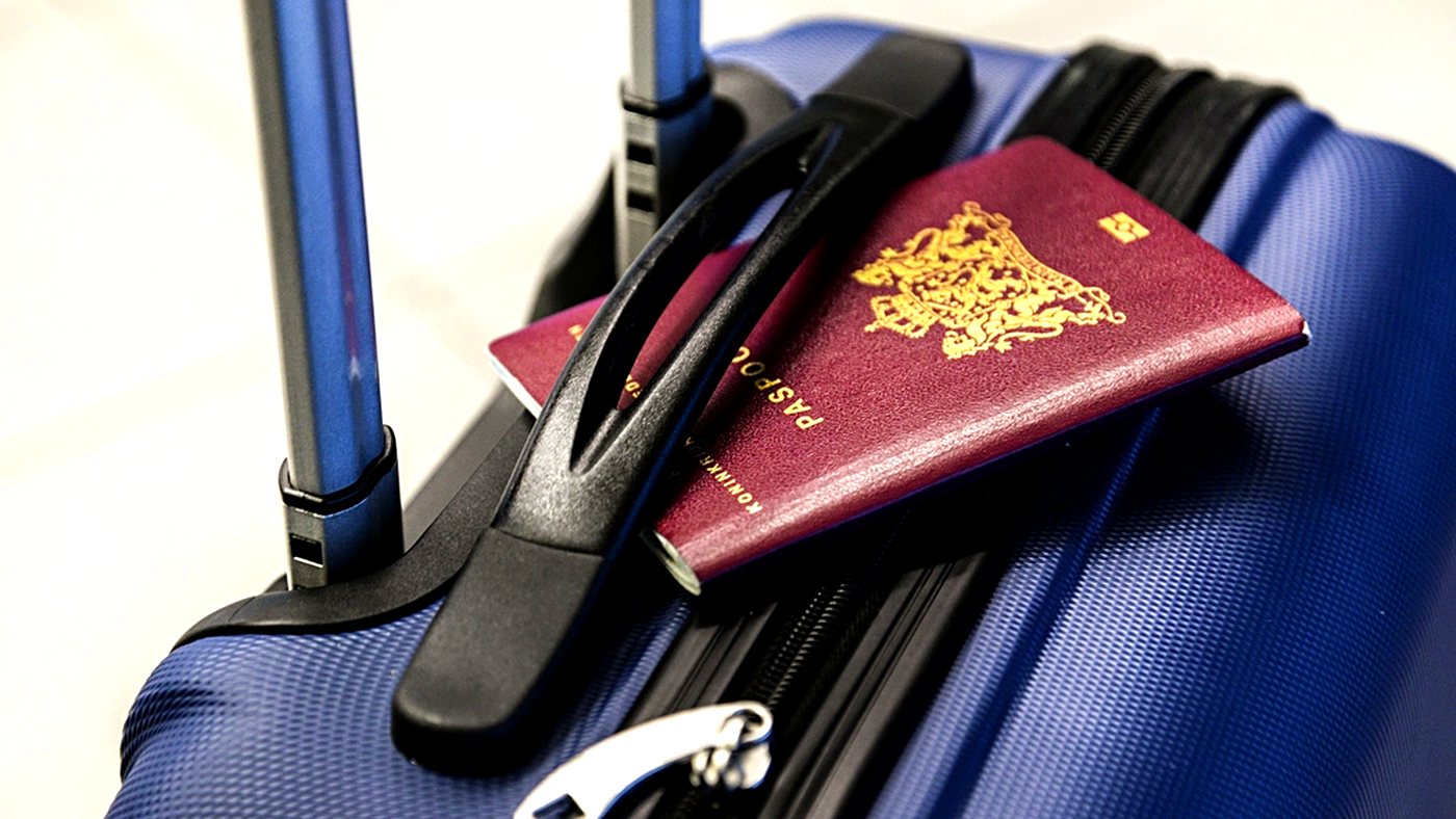 Reisepass und Koffer: am Zoll zaehlt, was im Gepaeck ist